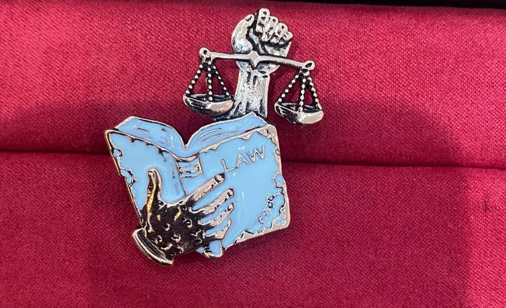 BROCHE TIPO LIBRO DE DERECHO