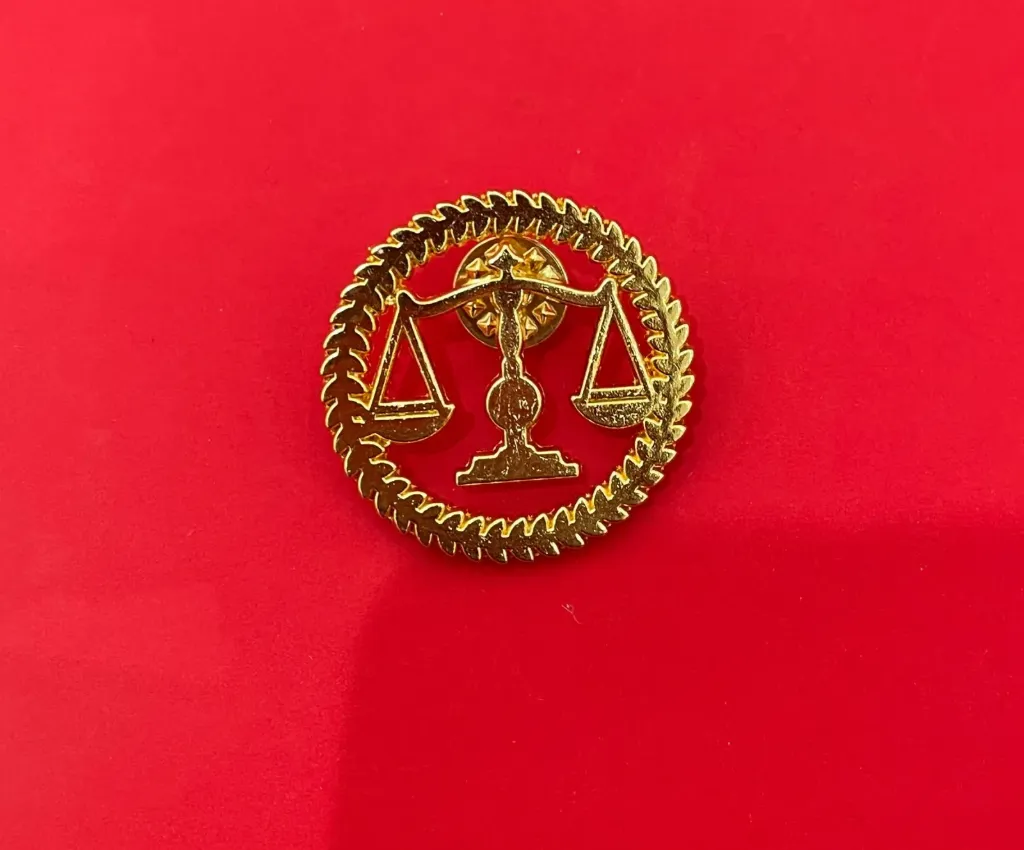 PIN BALANZA GRANDE DORADO