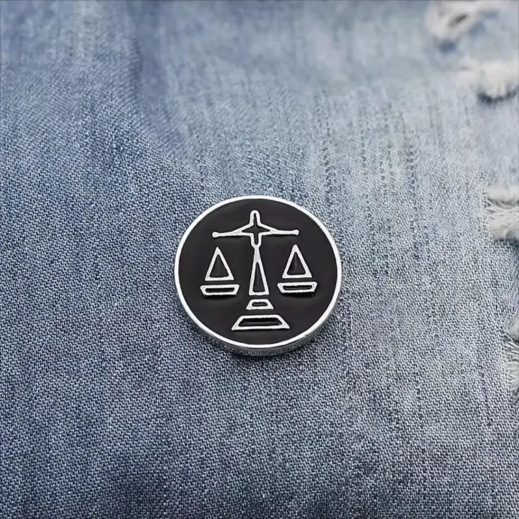 PIN BALANZA NEGRO PEQUEÑO